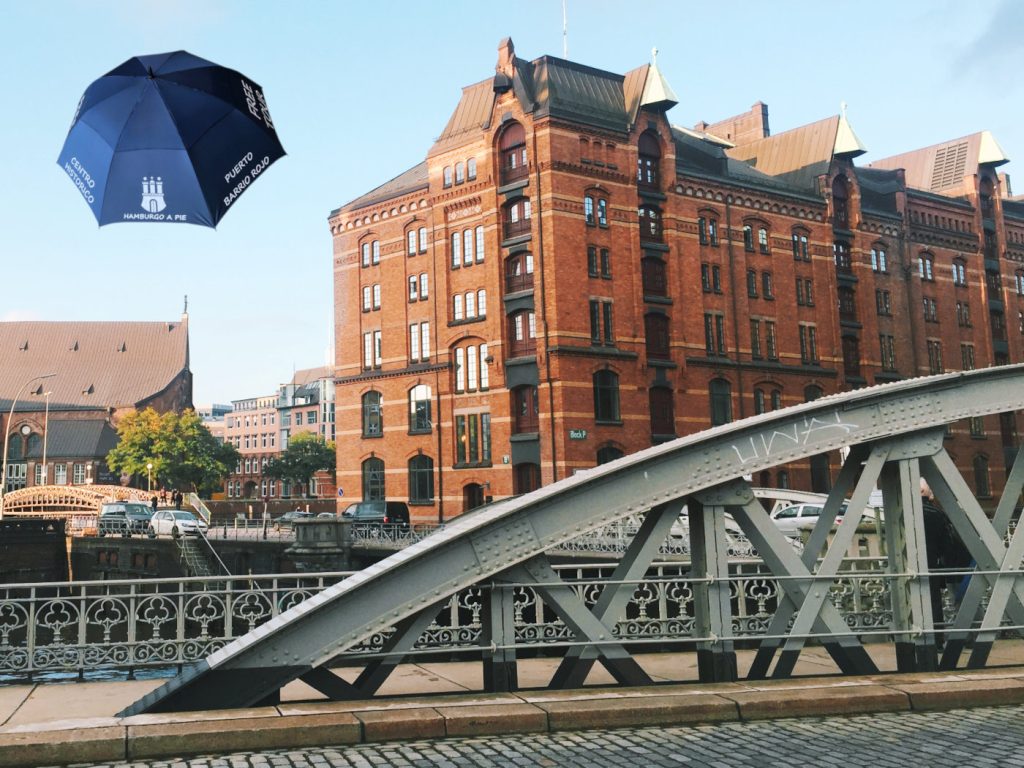 Speicherstadt, la ciudad de los almacenes, vista de un edificio historico, el rio y un puente