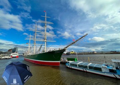 velero en el puerto de Hamburgo
