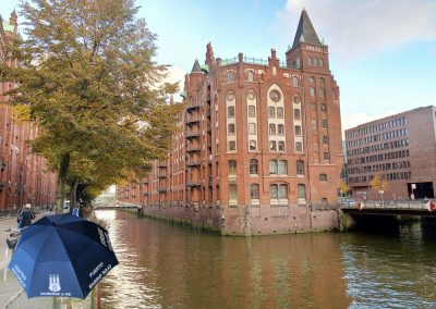 Un canal en la ciudad de los almacenes (Speicherstadt), Hamburgo