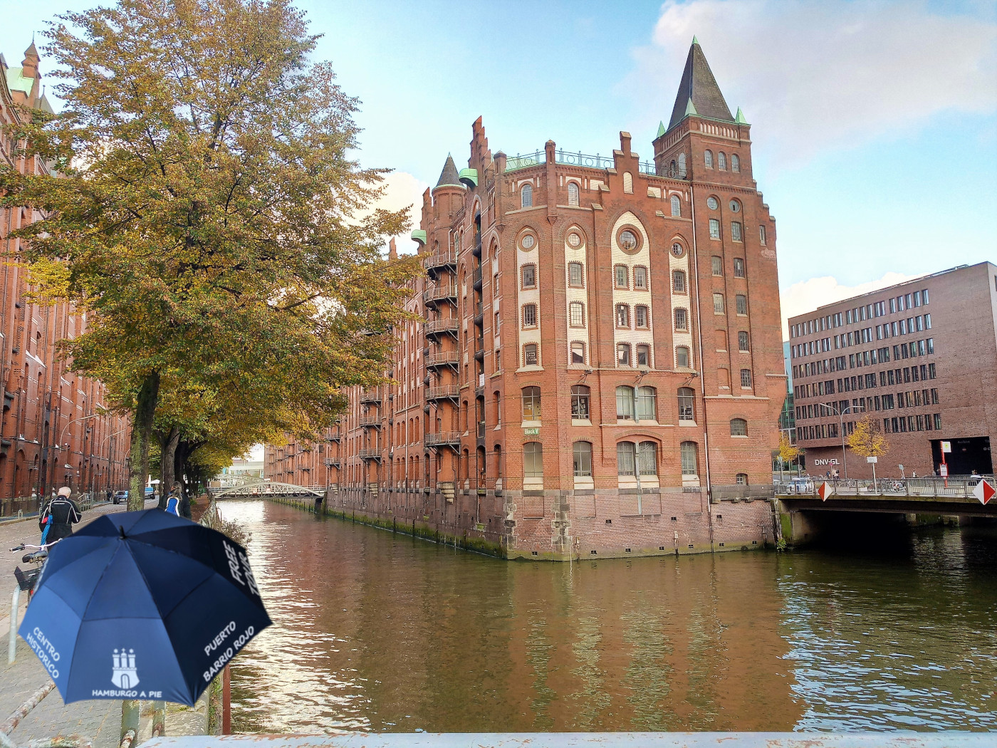 Un canal en la ciudad de los almacenes (Speicherstadt), Hamburgo